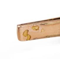 18K arany (Au) karreif, fonott mintával. Jelzett, 26 g d: 6 cm