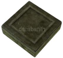 Borsos Miklós (1906-1990) 1982. "Illés Endre 1982" öntött bronz emlékérem dísztokban (94mm...