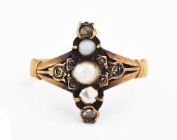 18K arany (Au) gyűrű, gyémántokkal (0,2 ct) és gyönggyel ékítve j.n. br 3,45 g m: 54