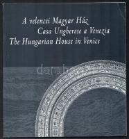 Götz Eszter (szerk.): A velencei Magyar Ház. Bp., 2000, Ludwig Múzeum. Kiadói papírkötés, borítón kisebb törésnyomokkal.