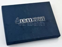 Érmetartó kazetta egy kivehető tálcával, összesen 24db, 50x50mm-es férőhellyel. Használt, de jó álla...