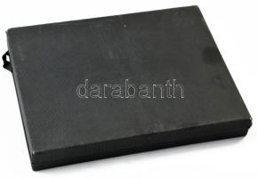 Érmetartó kazetta egy kivehető tálcával, összesen 24db, 50x50mm-es férőhellyel. Használt, de jó álla...