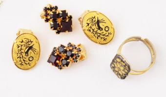 Vegyes bizsu fülbevalók, gyűrűk, régebbi dekoratív darabok