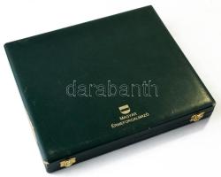 "Magyar Érmeforgalmazó" zöld műbőr éremtartó kazettája kivehető tálca nélkül, összesen 12 ...