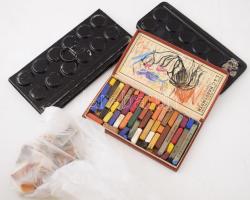 Koh-I-Noor kréta dobozában + 2 darab fém festékkeverő tok + 10 darab festékkeverő porcelán tégely.