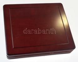 Mahagóni fa érmetartó kazetta bársonybéléssel, 1db kivehető tálcával, összesen 12 férőhellyel, haszn...