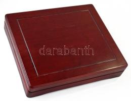 Mahagóni fa érmetartó kazetta bársonybéléssel, 2db kivehető tálcával, összesen 36 férőhellyel, haszn...