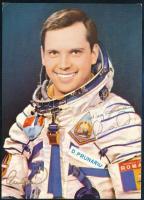Dumitru Prunariu (1952-) román űrhajós aláírása az őt ábrázoló képeslap hátoldalán