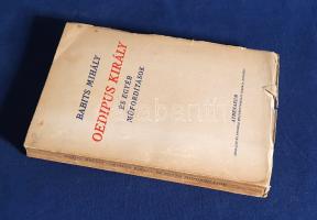 Babits Mihály: Oedipus király és egyéb műfordítások. Budapest, [1931]. Athenaeum Irodalmi és Nyomdai Rt. 246 + [2] p. Egyetlen kiadás. Babits Mihály pálya közepi műfordításkötete értelemszerűen nem tartalmazza műfordítói életműve teljességét. Kötetünk három nagyobb drámafordításán kívül kisebb lírafordításaiból válogat. A tartalomból: Szophoklész: Oedipus király -- Shakespeare: A vihar -- Goethe: Iphigenia Taurisban -- Walter von der Vogelweide: A hársfaágak csendes árnyán -- Edgar Allan Poe: Lee Annácska -- Paul Verlaine: A Cylmene -- Charles Baudelaire: A szép cseléd -- Edgar Allan Poe: A holló -- Oscar Wilde: Charmides. Botka 299. Fűzve, enyhén sérült kiadói borítóban. Körülvágatlan, jó példány.