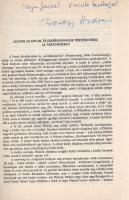 Borosy András:  Adatok az udvar- és erdőispánságok történetéhez az Árpád-korban. (Dedikált.) (Budapest), 1977. (Akadémiai Nyomda). [325]-336 p. Dedikált: "Major Jenőnek őszinte barátsággal: Borosy András". Borosy András rövid dolgozata a középkori szóbeli közigazgatási és ítélkezési rendszer miatt állandóan úton levő királyi adminisztrációt kiszolgáló udvartartások és erdőbirtokok szervezeti sajátosságait tekinti át. A királyi adminisztráció (királyi udvar) folyamatos úton levése a korai középkortól a XII-XIII. századig Európa-szerte megszokott gyakorlatnak számított. (Különlenyomat az Agrártörténeti Szemle 1977. évi 3-4. számából.) Prov.: Major Jenő (1922-1988) településtörténész, földrajztudós, urbanisztikai szakíró. Fűzve, feliratozott kiadói borítóban. Jó példány.