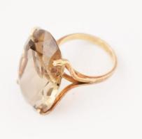 14K arany gyűrű, nagy méretű csiszolt füstkvarccal. Jelzett br 12,6 g kő : 29 mm