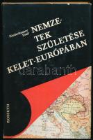 Niederhauser Emil: Nemzetek születése Kelet-Európában. (Dedikált!) Bp., 1976, Kossuth. Kiadói egészvászon-kötés, kiadói papír védőborítóban. A szerző, Niederhauser Emil (1923-2010) Széchenyi-díjas történész, művelődéstörténész, egyetemi tanár, az MTA tagja által dedikált példány.