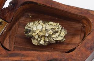 Nemzeti Emlékezet Bizottság által készíttetett emléktárgy a Recski kényszermunkatábor emlékére. Az i...