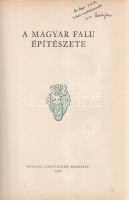 Károlyi Antal - Perényi Imre - Tóth Kálmán - Vargha László (szerk.):  A magyar falu építészete. (Dedikált.) Budapest, 1955. Műszaki Könyvkiadó (Budapesti Szikra Nyomda). 202 + [2] p. Egyetlen kiadás. Dedikált: "dr. Major Jenőnek, kedves munkatársamnak: Perényi Imre. XII. 23." A szövegközti térképvázlatokkal, alaprajzokkal, keresztmetszeti ábrákkal, homlokzatrajzokkal gazdagon illusztrált tanulmánykötet a háború utáni Magyarország népi építészeti régióinak formakultúráját tekinti át. A mű településszerkezeti fejezetét Perényi Imre (1913-2002) építész, egyetemi tanár, a Városépítészeti Tanszék vezetője, Budapest főépítésze írta. A szerző későbbi urbanisztikai kötetében is fontos fejezeteket szentel a falusi építészetnek, igaz, ott már nem leíró, hanem előíró módon. Prov.: Major Jenő (1922-1988) településtörténész, földrajztudós, urbanisztikai szakíró. Illusztrált kiadói egészvászon kötésben, színes, illusztrált, enyhén sérült kiadói védőborítóban. Jó példány.