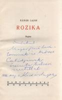 Kádár Lajos: Rozika. Regény. (Dedikált.) Budapest, (1938). Dante Könyvkiadó (Földes, Wagner és Társa ny.) [2] + 303 + [1] p. Első kiadás. Dedikált: "Emlékül: Major Jenő barátomnak - és kedves Családjának őszinte testvéri szeretettel: Kádár Lajos. 1976. aug. 5." (A magyar regény mesterei.) Prov.: Major Jenő (1922-1988) településtörténész, földrajztudós, urbanisztikai szakíró. Színes, illusztrált kiadói félvászon kötésben. Jó példány.