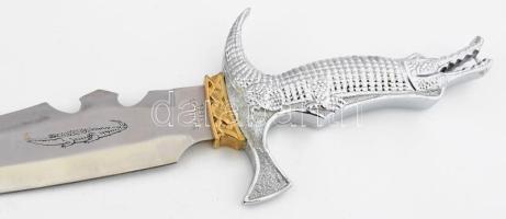 Krokodil alakú nyéllel díszített kés, tokban, h: 31 cm