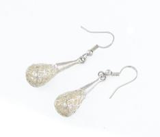 Ezüst(Ag) áttört csepp alakú fülbevalópár, jelzett, 4,6×1 cm, nettó: 5,7 g