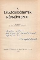 Domanovszky György (szerk.):  A Balatonkörnyék népművészete. (Dedikált.) (Budapest), 1943. M. Kir. Balatoni Intéző Bizottság (Pesti Lloyd-nyomda). 87 + [1] p. + 12 t. (kétoldalas). Egyetlen kiadás. Dedikált: "Major Jenő kedves jó barátomnak, Vargha László. Bp. 1956. III. 12.". A többszerzős tanulmánykötet a Balaton környéki népi építészet, bútorművészet, népviselet, népi hímzés, pásztorművészet, fafaragás, népi kerámiaipar témaköreibe vezet be, a tanulmányok szövegét gazdag szövegközti illusztrációs anyag kíséri. Dedikációnk szerzője az építészeti fejezet szerzője, Vargha László. (Balatoni könyvek. II. szám.) Prov.: Major Jenő (1922-1988) településtörténész, földrajztudós, urbanisztikai szakíró. Diósy Antal grafikájával illusztrált, hiányos gerincű kiadói kartonkötésben. Jó példány.