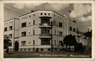 Szatmárnémeti, Satu Mare; Calea Traian (Palatul Dr. Dobosi) / utca, Intercontinental iroda. Hátoldalon "Szatmár-Németi hazatért 1940. szeptember 5." felirat magyar szalaggal / street view, office. Entry of the Hungarian troops, patriotic propaganda on the backside (EB)