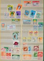 Vegyes külföldi tétel sok tengerentúlival és képessel, közte postatiszta mongol bélyegek és blokkok,...