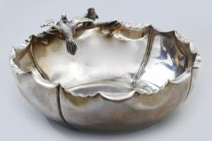 Ezüst(Ag) madaras kínálótál, jelzett, karcolásokkal, d: 17,5 cm, nettó: 231,5 g