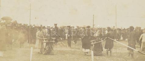 cca 1900 Vietnám, nyilvános kivégzés fotója nagyméretű kartonon magyar utazó felvétele / Vietnam lar...