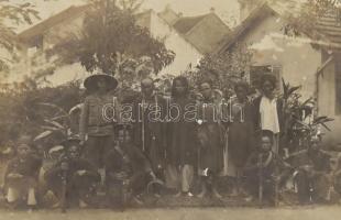 cca 1900 Vietnám, katonák rablókat fogtak el. Fotó nagyméretű kartonon magyar utazó felvétele / Viet...