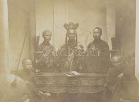 cca 1900 Vietnám, Bac Mai boncok - A jós könyv és a 100 fémpálcika. Fotó nagyméretű kartonon magyar ...