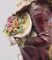 Ludwigsburg porcelán nemesi férfi figura. cca 19. sz. első fele, jelzett, szalagdarab- és ujjhiánnya...