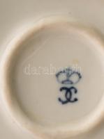 Ludwigsburg porcelán nemesi férfi figura. cca 19. sz. első fele, jelzett, szalagdarab- és ujjhiánnya...