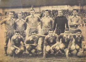 Fazekas Árpád (1930-2018) válogatott labdarúgó, kapus, az Aranycsapat tagja (1955-ben Grosics Gyula eltiltása miatt 5 hivatalos és 10 nem hivatalos meccsen lépett pályára), a Bayern München és az Anderlecht játékosának autográf aláírása régi fotóról készült nagyításon, 29,5x39,5 cm