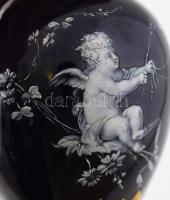 Meissen pate-sur-pate kerubalakos kisváza. Modellőr: Ernst August Leuteritz. 19. század utolsó harma...