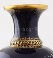 Meissen pate-sur-pate kerubalakos kisváza. Modellőr: Ernst August Leuteritz. 19. század utolsó harma...