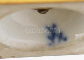 Meissen pate-sur-pate kerubalakos kisváza. Modellőr: Ernst August Leuteritz. 19. század utolsó harma...