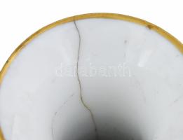 Meissen pate-sur-pate kerubalakos kisváza. Modellőr: Ernst August Leuteritz. 19. század utolsó harma...