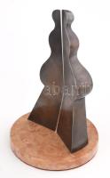 Deim Pál (1932-2016): Bábu. Patinázott bronz, márvány talapzaton. Jelzett DP. d: 17,5 cm, m: 26,5 cm Deim Pál művészetében, a stilizált bábu az egyik legjellegzetesebb motívuma, amely mint egy embernek a emlékműve, mely térsíkok közé van szorítva, jelenik meg, mind a festészetében úgy a kisplasztikáin is. Foglalkoztatta a magányosság és az emberben lévő kettősség és a világban helyét kereső ember kérdése is. Barcsay Jenő és Vajda Lajos művészete egyszerre inspirálta.