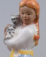 Izsépy kerámia: Macskáját féltő lány. Lekopott címkével, m: 14 cm