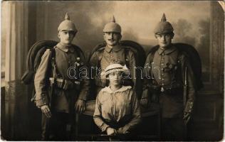 Német katonák és egy hölgy / WWI German military, group of soldiers with lady. photo (EK)