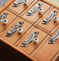 Antik konyhai fűszertartó szekrényke, porcelán fogókkal, 26x19 cm