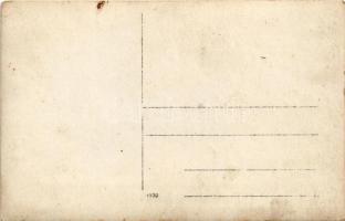 Budapest VII. Rozsnyai ostor-, bőrcipőfűző-, talp- és cipő gyár csoportképe leány tanoncokkal. Almás...