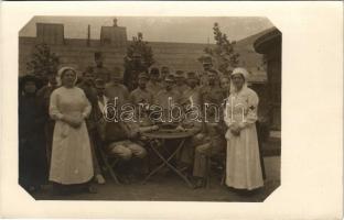 Osztrák-magyar katonák és vöröskeresztes nővérek egy hadikórház udvarán, néhányan sakkoznak / WWI Austro-Hungarian K.u.K. military, soldiers and Red Cross nurses in the courtyard, some playing chess. photo