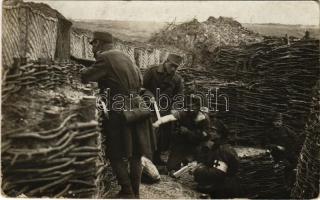 1917 Osztrák-magyar katonák a lövészárokban, sérültek kötözése / WWI Austro-Hungarian K.u.K. military, soldiers in the trenches, medics bandaging the injured. photo + "TÁBORI POSTAHIVATAL 4" (EK)