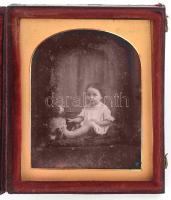 Dagerrotípia ca 1840. Kisgyermeket ábrázoló dagerrotípia, csatos egészvászon tokkal 8x9,5 cm /  Daguerreotype ca 1840. Daguerreotype depicting a small child, buckled whole canvas with case 8x9.5 cm