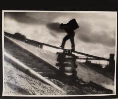 Vidarény Iván (1887-1982): Szénhordó munkás (1914) a művész által aláírt vintage fotó nagyítás 39x30 cm