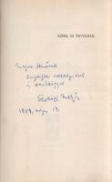 Sárközi Mátyás:  Közel és távolban. [Tárcanovellák.] (Dedikált.) München, 1963. Aurora Kiadó (Heller & Molnár ny.) 110 + [2] p. Egyetlen kiadás. Dedikált: "Major Jenőnek zugligeti nosztalgiával és barátsággal: Sárközi Mátyás. 1964. május 17."  Sárközi Mátyás (sz. 1937) újságíró, író, szerkesztő. A második világháború után az árva és félárva gyermekek számára alapított zugligeti gyermek köztársaság, a Gaudiopolis lakója. Az 1956-os forradalom után Nyugatra menekült. Londonban, Münchenben újságíróként, íróként, kritikusként és a Szabad Európa Rádió szerkesztőjeként dolgozott. Példányunk lapjain halvány foltosság. Prov.: Major Jenő (1922-1988) településtörténész, földrajztudós, urbanisztikai szakíró. Fűzve, halványan foltos kiadói borítóban. Jó példány.