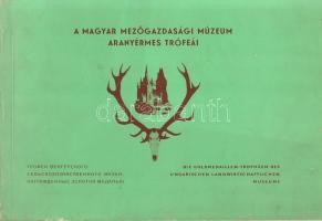 A Magyar Mezőgazdasági Múzeum aranyérmes trófeái. Összeállította Orbán László. Budapest, 1961. Magyar Mezőgazdasági Múzeum (Globus Ny.) 48 p. Haránt alakú album. Egyetlen kiadás. Magyar, orosz és német nyelvű kiadványunk a Magyar Mezőgazdasági Múzeumban kiállított aranyérmes trófeákból válogat. A kiadvány valamennyi szarvasagancs-trófeát külön oldalon méltat, fényképes és szöveges dokumentáció kísértében, melyből kiderül az elejtés helye, ideje, az elejtő személye, a trófea ágainak száma, a szárhosszak, különféle körméretek, valamint a trófea súlya. A trófeák többsége az 1920-as, 1930-as és 1950-es években keletkezett (ebben az időben tűnik fel elejtőként a K. J. monogram mögött rejtőző Kádár János fő lövész és első titkár), egyes trófeák pedig olykor a vadászatnál évtizedekkel később, és akár több ízben is képesek voltak helyezést elérni; az agancsok tehát akár évtizedekkel később is alapos körutazásokra voltak képesek. Fűzve, illusztrált kiadói borítóban. Jó példány.