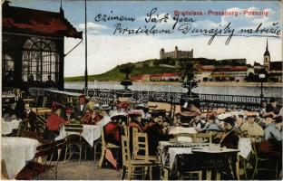 Pozsony, Pressburg, Bratislava; Liget kávéház terasza vendégekkel és pincérekkel, szemben a vár / café terrace with guests and waiters, castle in the distance (EK)