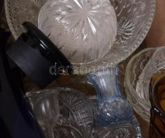 Nagy üveg tétel: egy doboznyi kancsó, kiöntő, váza, közötte kristály is