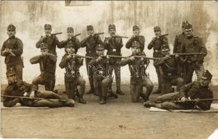 Első világháborús osztrák-magyar katonai csoportkép puskákkal / WWI K.u.k. Austro-Hungarian military group photo, soldiers with guns (EB)