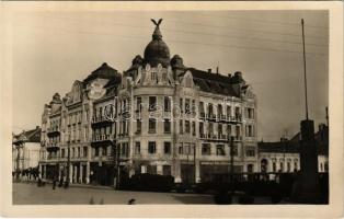 Nyíregyháza, Nyírvíz palota a Szabadság téren, Épületüveges, Képkeretező, üveg és porcelán, teherfuvar és Sándorffy üzlete, MÁV Nyírvidéki kisvasúti vegyesvonat szerkocsis gőzmozdony vontatással